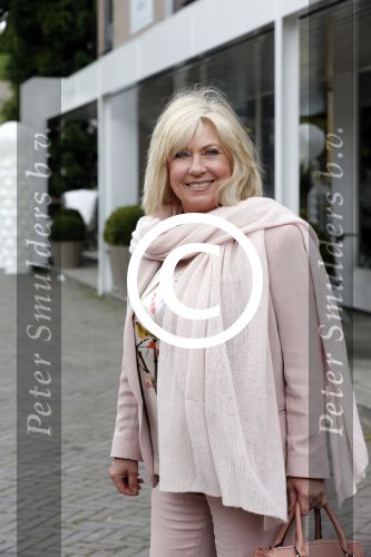 Laren 10 mei 2013
Willeke Alberti winkelend in Laren.
Peter Smulders bv