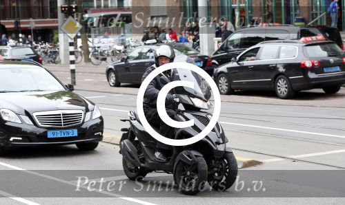 Amsterdam 16 mei 2013
Willem Holleeder rijdt voorbij het paleis op de dam op zijn piaggio MP3.
Peter Smulders bv