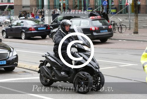Amsterdam 16 mei 2013
Willem Holleeder rijdt voorbij het paleis op de dam op zijn piaggio MP3.
Peter Smulders bv