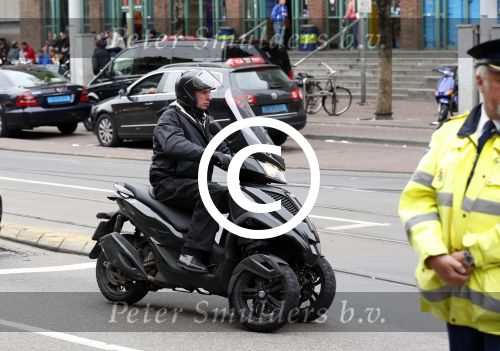 Amsterdam 16 mei 2013
Willem Holleeder rijdt voorbij het paleis op de dam op zijn piaggio MP3.
Peter Smulders bv