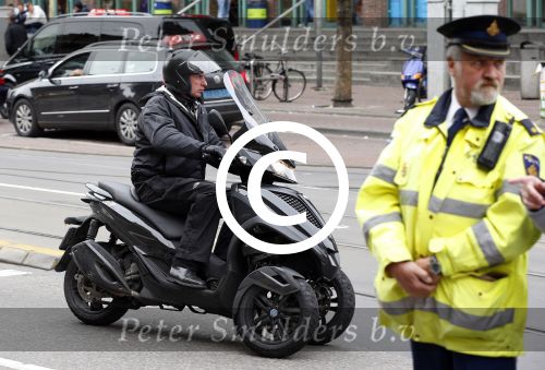 Amsterdam 16 mei 2013
Willem Holleeder rijdt voorbij het paleis op de dam op zijn piaggio MP3.
Peter Smulders bv