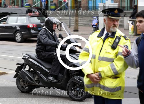 Amsterdam 16 mei 2013
Willem Holleeder rijdt voorbij het paleis op de dam op zijn piaggio MP3.
Peter Smulders bv