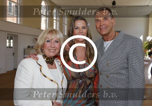 Amsterdam 16 april 2014
Presentatie cd van Danielle van t Schip. Haar moeder Willeke Alberti ontvangt de eerste cd bij yogacentrum . Met Joop Oonk