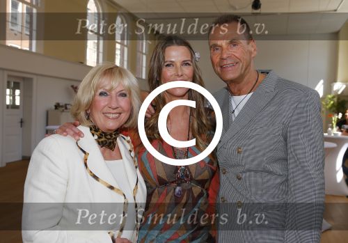Amsterdam 16 april 2014
Presentatie cd van Danielle van t Schip. Haar moeder Willeke Alberti ontvangt de eerste cd bij yogacentrum . Met Joop Oonk