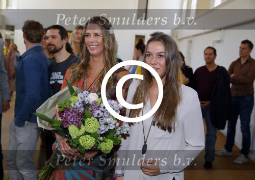 Amsterdam 16 april 2014
Presentatie cd van Danielle van t Schip. Haar moeder Willeke Alberti ontvangt de eerste cd bij yogacentrum .