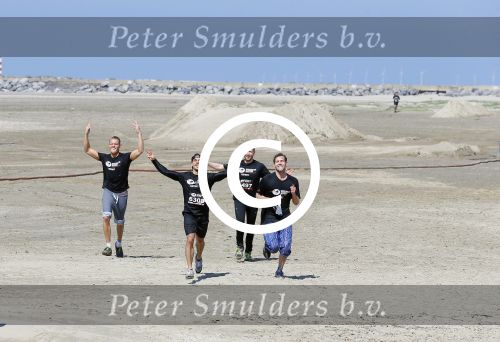 Ijmuiden 19 april 2014
Ferry Doedens en zijn vriend Nuno Azevedo en Paul Tulner met een vrien doen mee met 33 6km loop op het strand met allerlei hindernissen.  The dutch Beach masters extreme obstacle run.