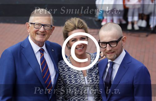 De Rijp en Amstelveen 26 april 2014
De eerste koningsdag met aan wezig Koning Willem Alexander koningin Maxima Prinses Beatrix prinses Amalia Alaexia Ariane Pieter v Vollenhoven Prinses Margriet Prins Constantijn Prinses Laurentien Prins Maurits Prinses Marilene Prins Floris Prinses Aimee Prins Pieter Christiaan Prinses Anita Prins Bernhard jr en prinses Annette.