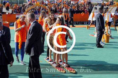 De Rijp en Amstelveen 26 april 2014
De eerste koningsdag met aan wezig Koning Willem Alexander koningin Maxima Prinses Beatrix prinses Amalia Alaexia Ariane Pieter v Vollenhoven Prinses Margriet Prins Constantijn Prinses Laurentien Prins Maurits Prinses Marilene Prins Floris Prinses Aimee Prins Pieter Christiaan Prinses Anita Prins Bernhard jr en prinses Annette.