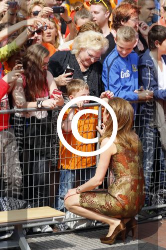 De Rijp en Amstelveen 26 april 2014
De eerste koningsdag met aan wezig Koning Willem Alexander koningin Maxima Prinses Beatrix prinses Amalia Alaexia Ariane Pieter v Vollenhoven Prinses Margriet Prins Constantijn Prinses Laurentien Prins Maurits Prinses Marilene Prins Floris Prinses Aimee Prins Pieter Christiaan Prinses Anita Prins Bernhard jr en prinses Annette.
