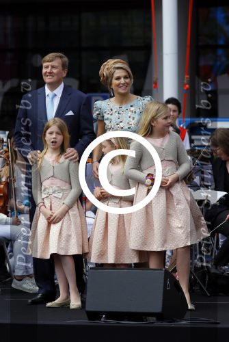 De Rijp en Amstelveen 26 april 2014
De eerste koningsdag met aan wezig Koning Willem Alexander koningin Maxima Prinses Beatrix prinses Amalia Alaexia Ariane Pieter v Vollenhoven Prinses Margriet Prins Constantijn Prinses Laurentien Prins Maurits Prinses Marilene Prins Floris Prinses Aimee Prins Pieter Christiaan Prinses Anita Prins Bernhard jr en prinses Annette.