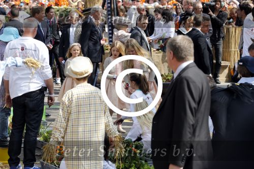 De Rijp en Amstelveen 26 april 2014
De eerste koningsdag met aan wezig Koning Willem Alexander koningin Maxima Prinses Beatrix prinses Amalia Alaexia Ariane Pieter v Vollenhoven Prinses Margriet Prins Constantijn Prinses Laurentien Prins Maurits Prinses Marilene Prins Floris Prinses Aimee Prins Pieter Christiaan Prinses Anita Prins Bernhard jr en prinses Annette.