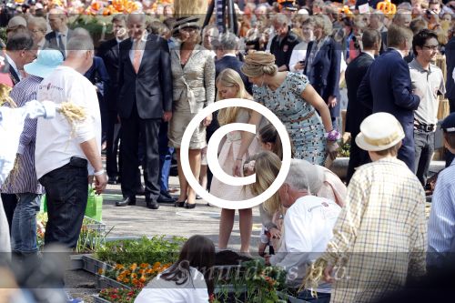 De Rijp en Amstelveen 26 april 2014
De eerste koningsdag met aan wezig Koning Willem Alexander koningin Maxima Prinses Beatrix prinses Amalia Alaexia Ariane Pieter v Vollenhoven Prinses Margriet Prins Constantijn Prinses Laurentien Prins Maurits Prinses Marilene Prins Floris Prinses Aimee Prins Pieter Christiaan Prinses Anita Prins Bernhard jr en prinses Annette.