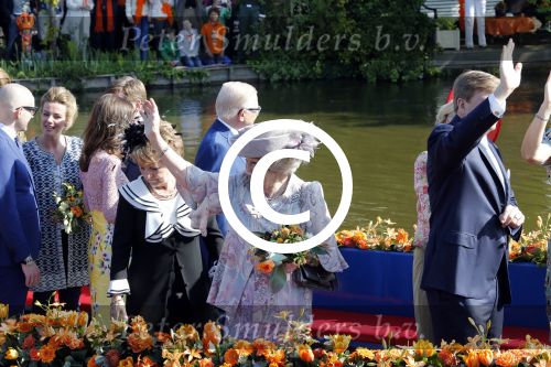 De Rijp en Amstelveen 26 april 2014
De eerste koningsdag met aan wezig Koning Willem Alexander koningin Maxima Prinses Beatrix prinses Amalia Alaexia Ariane Pieter v Vollenhoven Prinses Margriet Prins Constantijn Prinses Laurentien Prins Maurits Prinses Marilene Prins Floris Prinses Aimee Prins Pieter Christiaan Prinses Anita Prins Bernhard jr en prinses Annette.