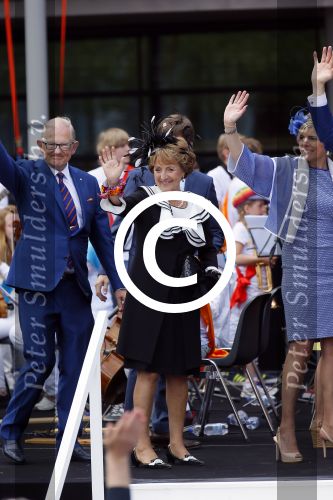 De Rijp en Amstelveen 26 april 2014
De eerste koningsdag met aan wezig Koning Willem Alexander koningin Maxima Prinses Beatrix prinses Amalia Alaexia Ariane Pieter v Vollenhoven Prinses Margriet Prins Constantijn Prinses Laurentien Prins Maurits Prinses Marilene Prins Floris Prinses Aimee Prins Pieter Christiaan Prinses Anita Prins Bernhard jr en prinses Annette.