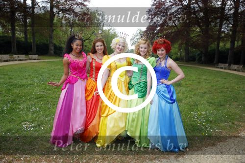Baarn 23 april 2014
Presentatie nieuwe studio 100 produktie Prinsessia in kasteel Groeneveld.
Froukje de Both presenteert het. DESIREE VIOLA, HELLE VANDERHEYDEN, SYLVIA BOONE, JOLIJN HENNEMAN EN FAUVE CELESTE EN BETTINA BERGER