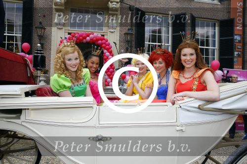 Baarn 23 april 2014
Presentatie nieuwe studio 100 produktie Prinsessia in kasteel Groeneveld.
Froukje de Both presenteert het. DESIREE VIOLA, HELLE VANDERHEYDEN, SYLVIA BOONE, JOLIJN HENNEMAN EN FAUVE CELESTE EN BETTINA BERGER