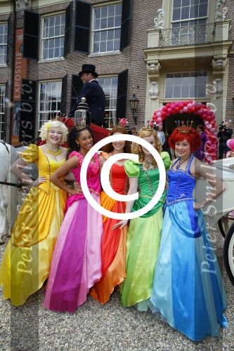 Baarn 23 april 2014
Presentatie nieuwe studio 100 produktie Prinsessia in kasteel Groeneveld.
Froukje de Both presenteert het. DESIREE VIOLA, HELLE VANDERHEYDEN, SYLVIA BOONE, JOLIJN HENNEMAN EN FAUVE CELESTE EN BETTINA BERGER