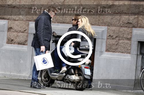 Amsterdam 4 april 2015
Albert Verlinde doet boodschappen op de pc hooftstraat . Hij gaat binnenkort op de pc wonen in zijn nieuwe huis/appartement. Albert in gesprek met Nicolette v Dam en haar vriend Bas Smit