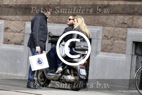 Amsterdam 4 april 2015
Albert Verlinde doet boodschappen op de pc hooftstraat . Hij gaat binnenkort op de pc wonen in zijn nieuwe huis/appartement. Albert in gesprek met Nicolette v Dam en haar vriend Bas Smit