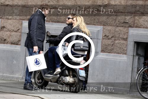 Amsterdam 4 april 2015
Albert Verlinde doet boodschappen op de pc hooftstraat . Hij gaat binnenkort op de pc wonen in zijn nieuwe huis/appartement. Albert in gesprek met Nicolette v Dam en haar vriend Bas Smit