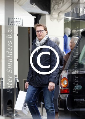 Amsterdam 4 april 2015
Albert Verlinde doet boodschappen op de pc hooftstraat . Hij gaat binnenkort op de pc wonen in zijn nieuwe huis/appartement