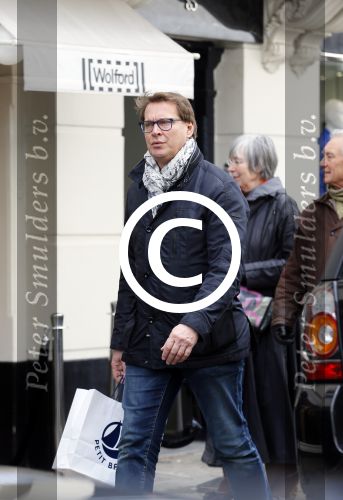 Amsterdam 4 april 2015
Albert Verlinde doet boodschappen op de pc hooftstraat . Hij gaat binnenkort op de pc wonen in zijn nieuwe huis/appartement