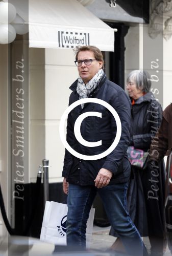 Amsterdam 4 april 2015
Albert Verlinde doet boodschappen op de pc hooftstraat . Hij gaat binnenkort op de pc wonen in zijn nieuwe huis/appartement