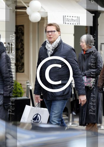 Amsterdam 4 april 2015
Albert Verlinde doet boodschappen op de pc hooftstraat . Hij gaat binnenkort op de pc wonen in zijn nieuwe huis/appartement