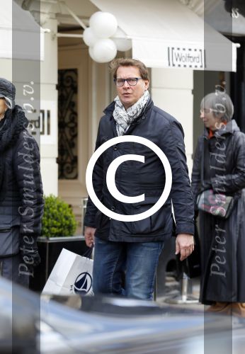 Amsterdam 4 april 2015
Albert Verlinde doet boodschappen op de pc hooftstraat . Hij gaat binnenkort op de pc wonen in zijn nieuwe huis/appartement