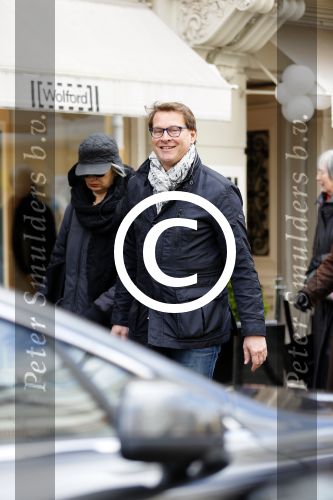 Amsterdam 4 april 2015
Albert Verlinde doet boodschappen op de pc hooftstraat . Hij gaat binnenkort op de pc wonen in zijn nieuwe huis/appartement