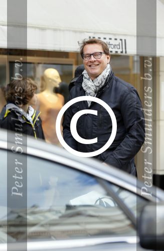 Amsterdam 4 april 2015
Albert Verlinde doet boodschappen op de pc hooftstraat . Hij gaat binnenkort op de pc wonen in zijn nieuwe huis/appartement