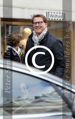 Amsterdam 4 april 2015
Albert Verlinde doet boodschappen op de pc hooftstraat . Hij gaat binnenkort op de pc wonen in zijn nieuwe huis/appartement