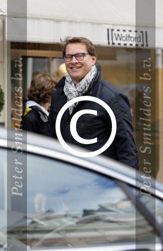 Amsterdam 4 april 2015
Albert Verlinde doet boodschappen op de pc hooftstraat . Hij gaat binnenkort op de pc wonen in zijn nieuwe huis/appartement