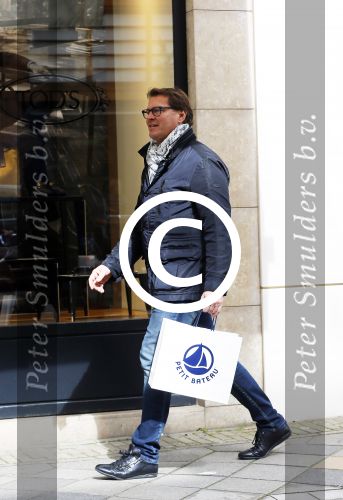 Amsterdam 4 april 2015
Albert Verlinde doet boodschappen op de pc hooftstraat . Hij gaat binnenkort op de pc wonen in zijn nieuwe huis/appartement