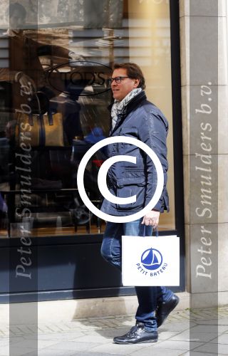 Amsterdam 4 april 2015
Albert Verlinde doet boodschappen op de pc hooftstraat . Hij gaat binnenkort op de pc wonen in zijn nieuwe huis/appartement