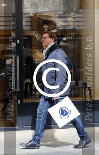 Amsterdam 4 april 2015
Albert Verlinde doet boodschappen op de pc hooftstraat . Hij gaat binnenkort op de pc wonen in zijn nieuwe huis/appartement