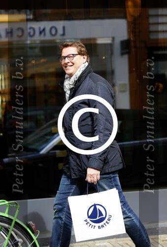 Amsterdam 4 april 2015
Albert Verlinde doet boodschappen op de pc hooftstraat . Hij gaat binnenkort op de pc wonen in zijn nieuwe huis/appartement
