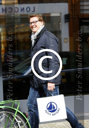 Amsterdam 4 april 2015
Albert Verlinde doet boodschappen op de pc hooftstraat . Hij gaat binnenkort op de pc wonen in zijn nieuwe huis/appartement