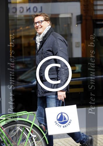 Amsterdam 4 april 2015
Albert Verlinde doet boodschappen op de pc hooftstraat . Hij gaat binnenkort op de pc wonen in zijn nieuwe huis/appartement