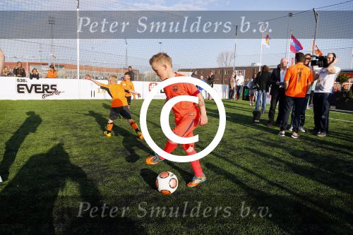 Volendam 15 april 2015
Het mini jan Smit stadion is vanavond geopend met een serie penaltie s van Henk Veerman en Robert Muhren op Jan Smit als keeper. Ook Liza Fem Emma en Senn waren aanwezen alsmede ome Cor. Zoon Aloys Buys