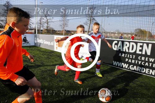 Volendam 15 april 2015
Het mini jan Smit stadion is vanavond geopend met een serie penaltie s van Henk Veerman en Robert Muhren op Jan Smit als keeper. Ook Liza Fem Emma en Senn waren aanwezen alsmede ome Cor. Zoon Aloys Buys