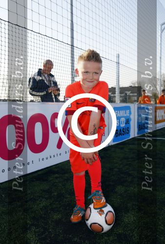 Volendam 15 april 2015
Het mini jan Smit stadion is vanavond geopend met een serie penaltie s van Henk Veerman en Robert Muhren op Jan Smit als keeper. Ook Liza Fem Emma en Senn waren aanwezen alsmede ome Cor
