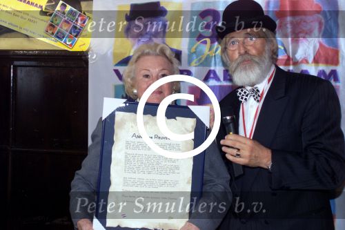 Breda, 17 februari 2000
Nieuwe CD uitreiking Vader Abraham en 30 jaar in het vak

Pierre Kartner hier met Annie de Reuver 17

PETER SMULDERS BV