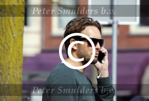 Amsterdam 7 april 2015   
Bas Smit bellend op straat