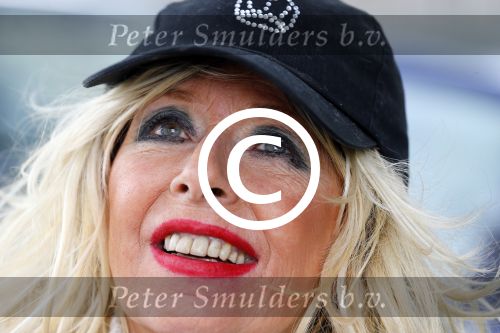 Aalsmeer 29 april 2015
Bonnie st Claire loopt met haar hondjes voorbij haar nieuwe huis.