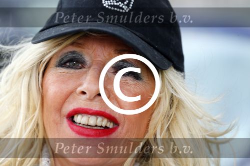 Aalsmeer 29 april 2015
Bonnie st Claire loopt met haar hondjes voorbij haar nieuwe huis.