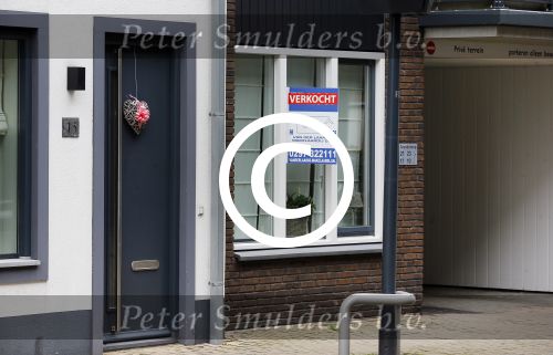 Aalsmeer 29 april 2015
Bonnie st Claire loopt met haar hondjes voorbij haar nieuwe huis.