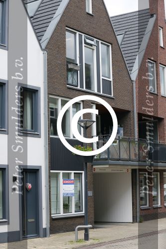 Aalsmeer 29 april 2015
Bonnie st Claire loopt met haar hondjes voorbij haar nieuwe huis.