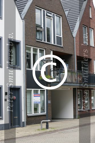 Aalsmeer 29 april 2015
Bonnie st Claire loopt met haar hondjes voorbij haar nieuwe huis.