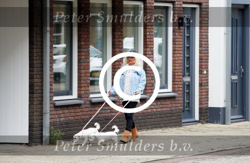 Aalsmeer 29 april 2015
Bonnie st Claire loopt met haar hondjes voorbij haar nieuwe huis.